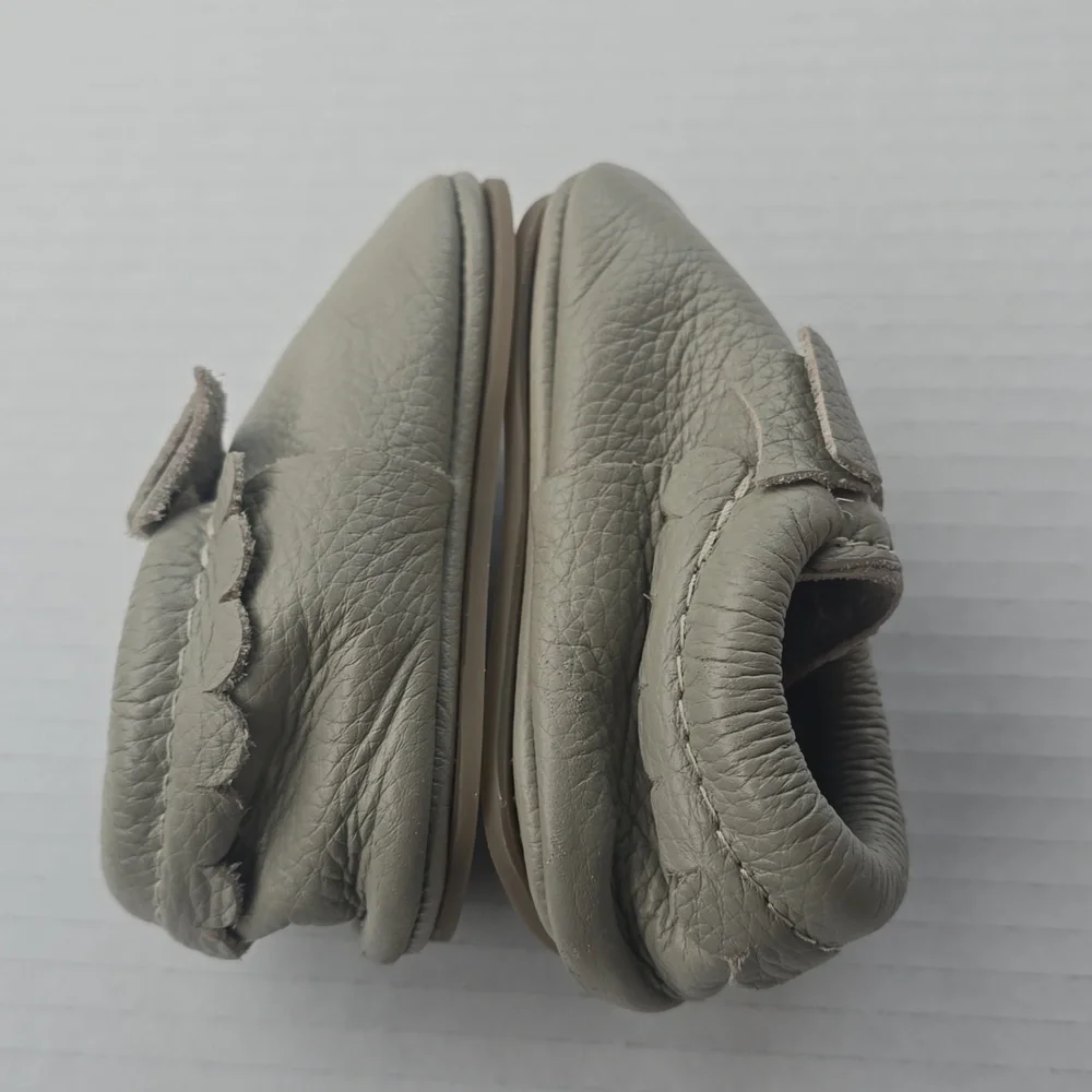 Freshly Picked Gray Leather Bow Mocc Sz 3